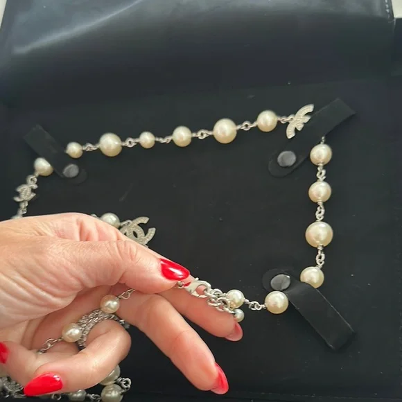 Chanel White &silver Pearls & Christals 5 C
Charms Necklace - Picture 5 of 8